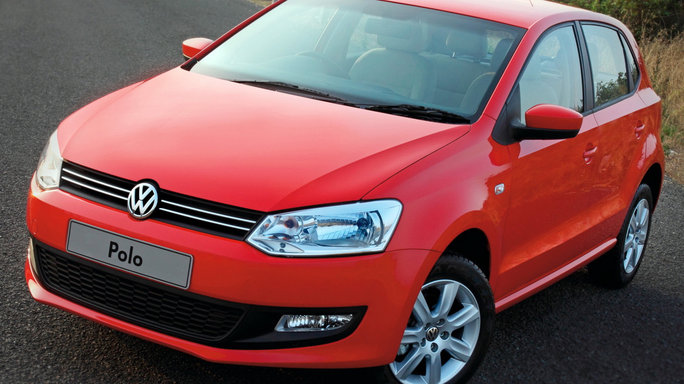 Автомобиль Volkswagen  Polo (Поло) 2014 на дороге 