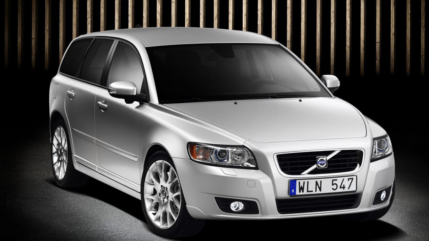  Красивый автомобиль Volvo v50 в Москве
