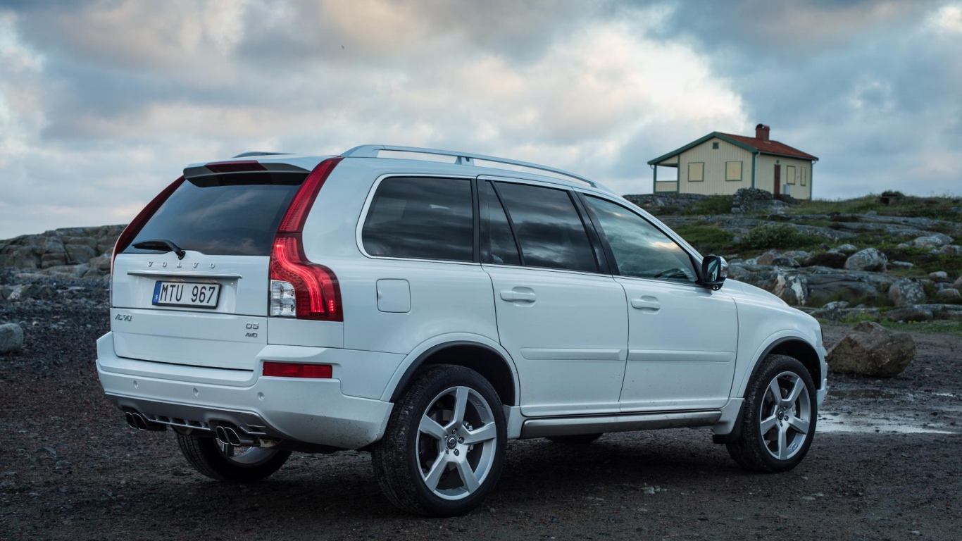 Красивый автомобиль Volvo  xc90 2014