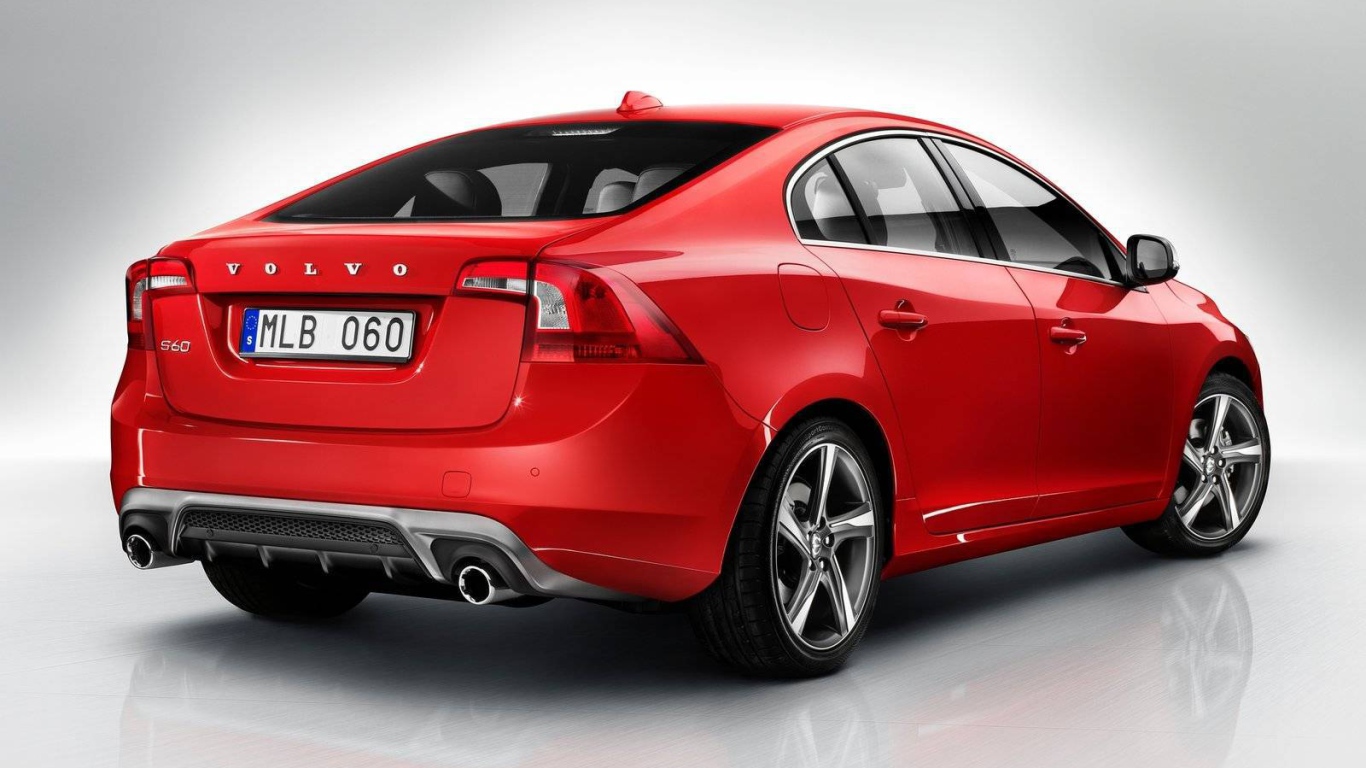 Автомобиль Volvo s60 на дороге