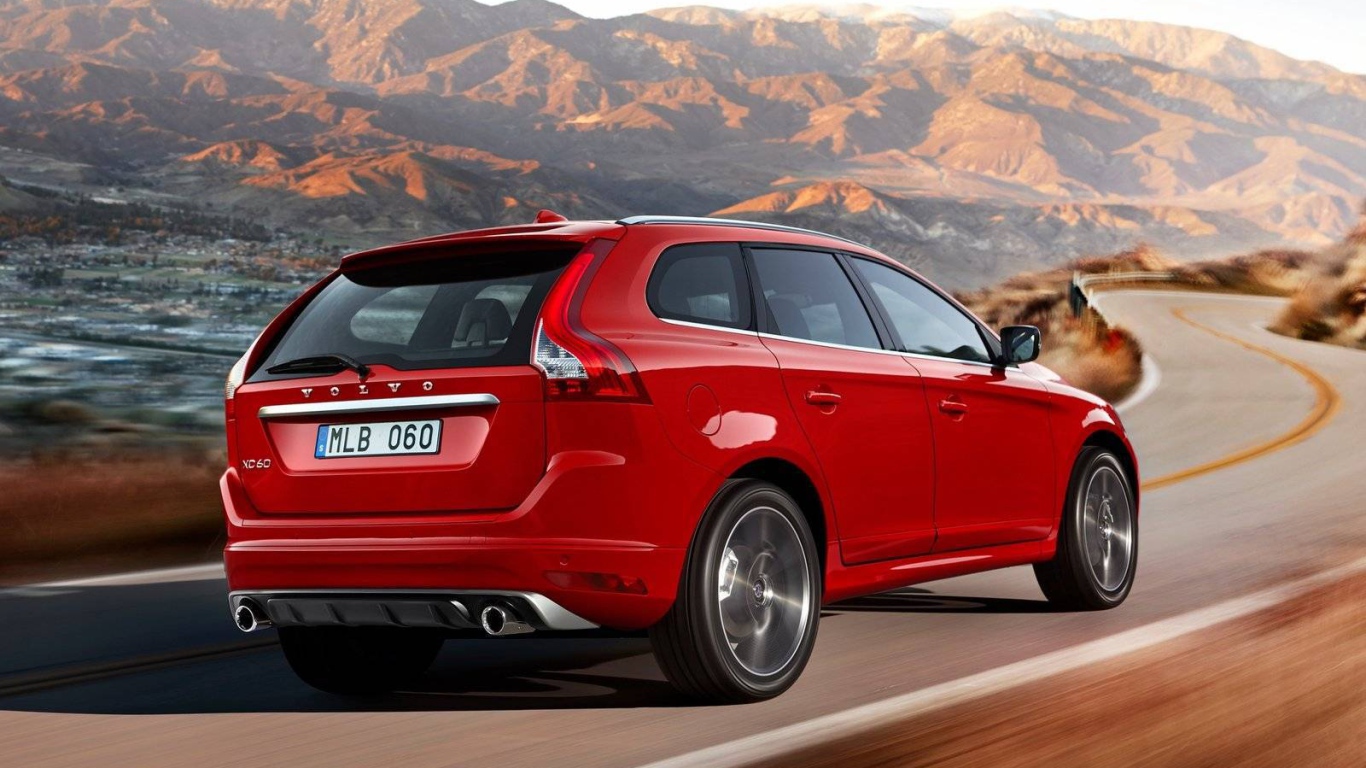 Автомобиль Volvo xc60 на дороге