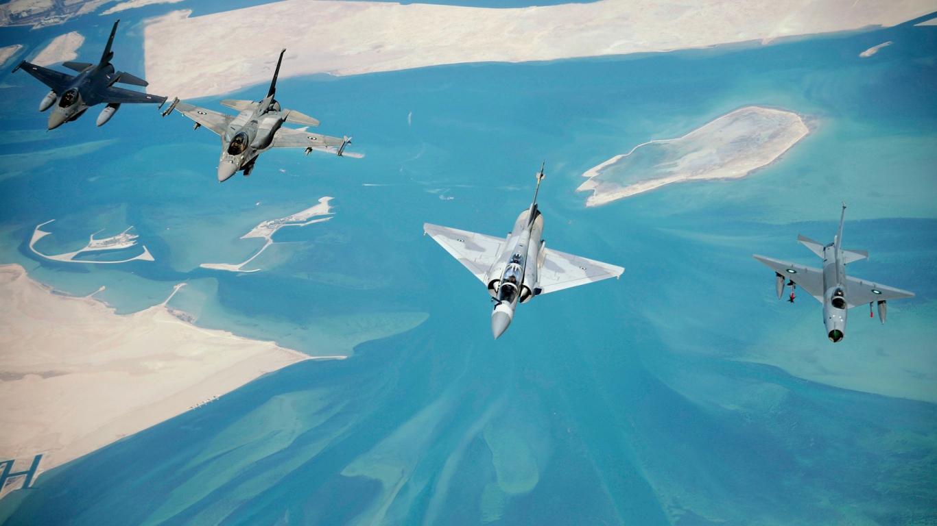 Разные типы истребителей над заливом