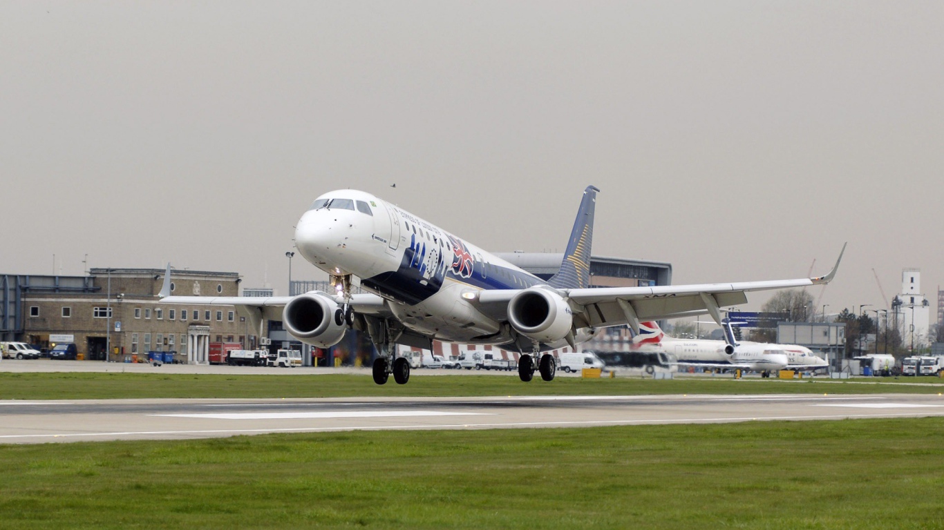 Самолет оторвался от земли