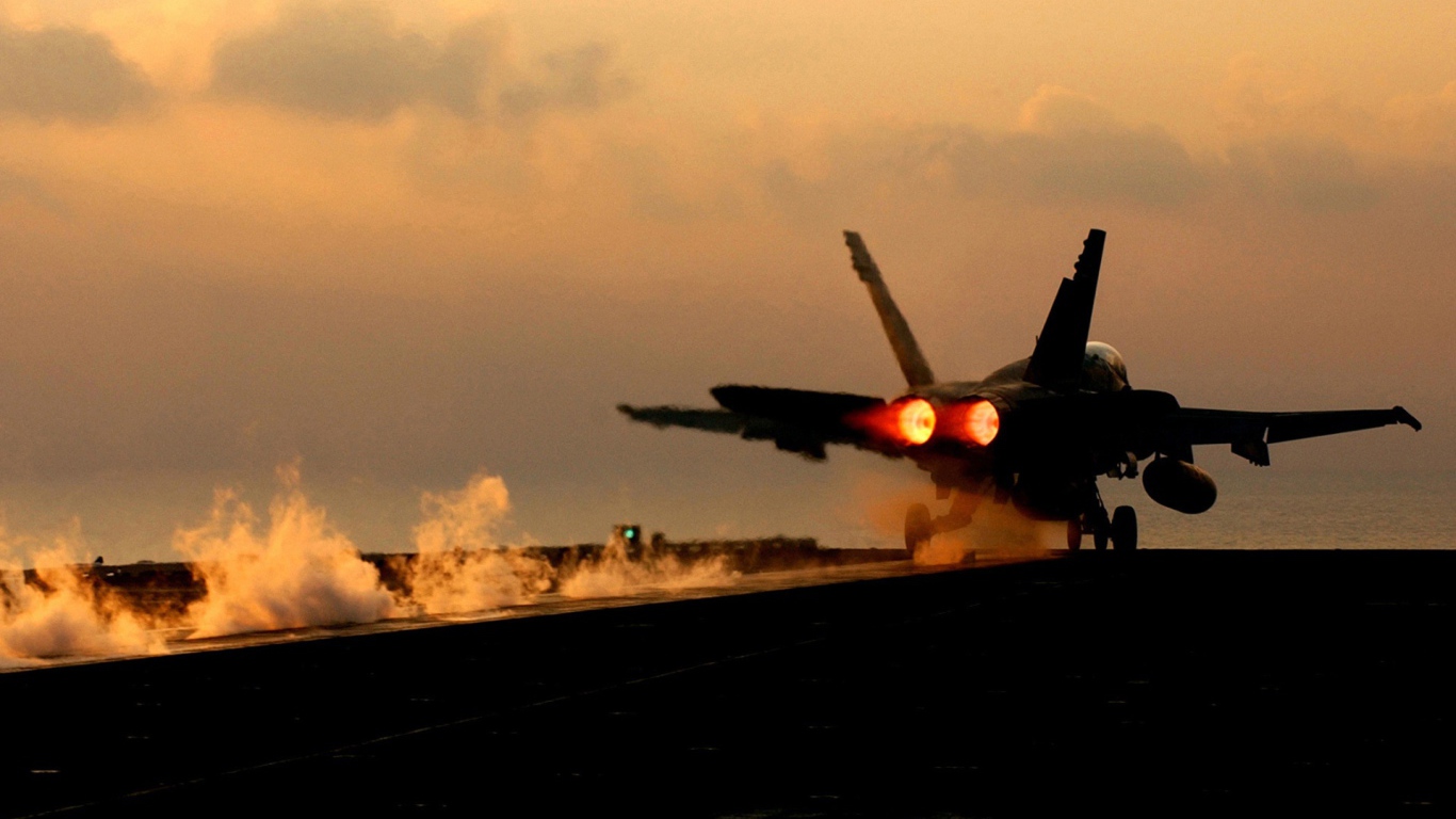 Самолет Ф-18 взлетает