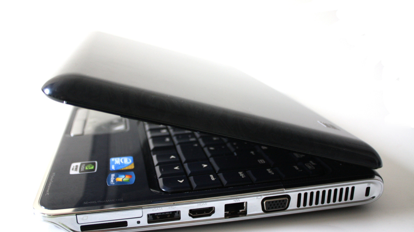 Приоткрытый ноутбук HP