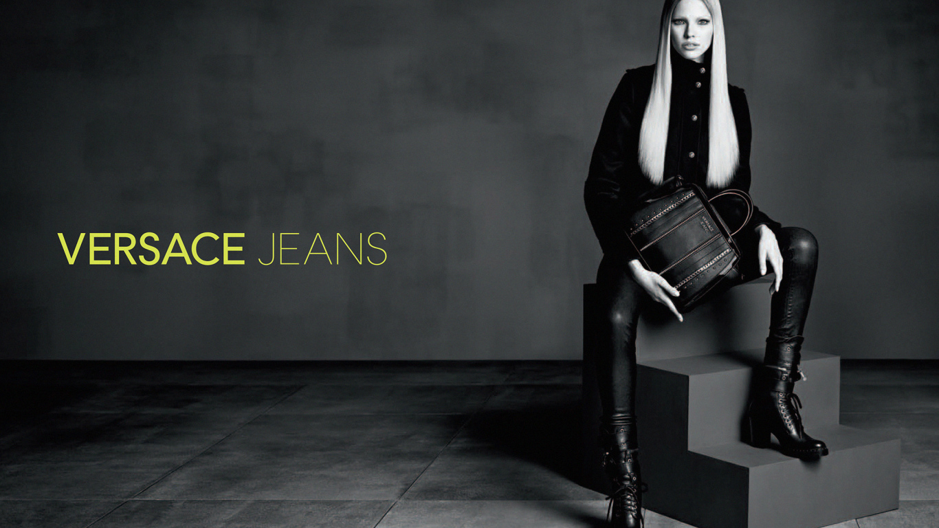 Девушка в джинсах от Versace