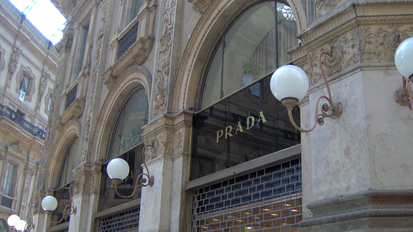 Магазин бренда одежды Prada