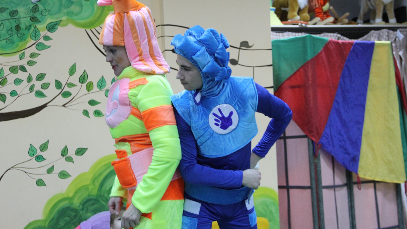 Актеры в костюмах фиксиков