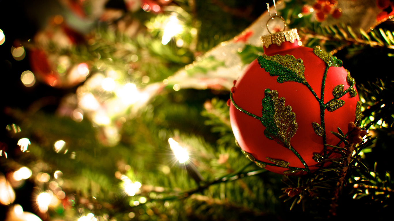 Гирлянда и шар на елке