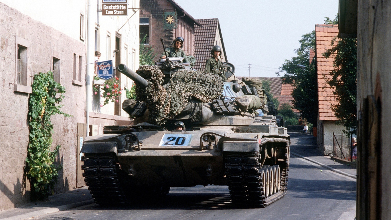 Танк на улице города