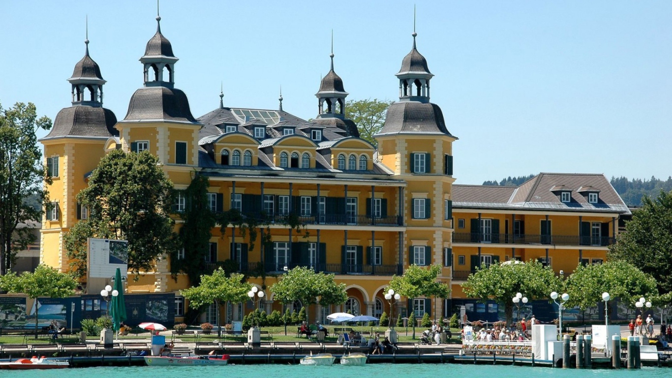 Дом на набережной