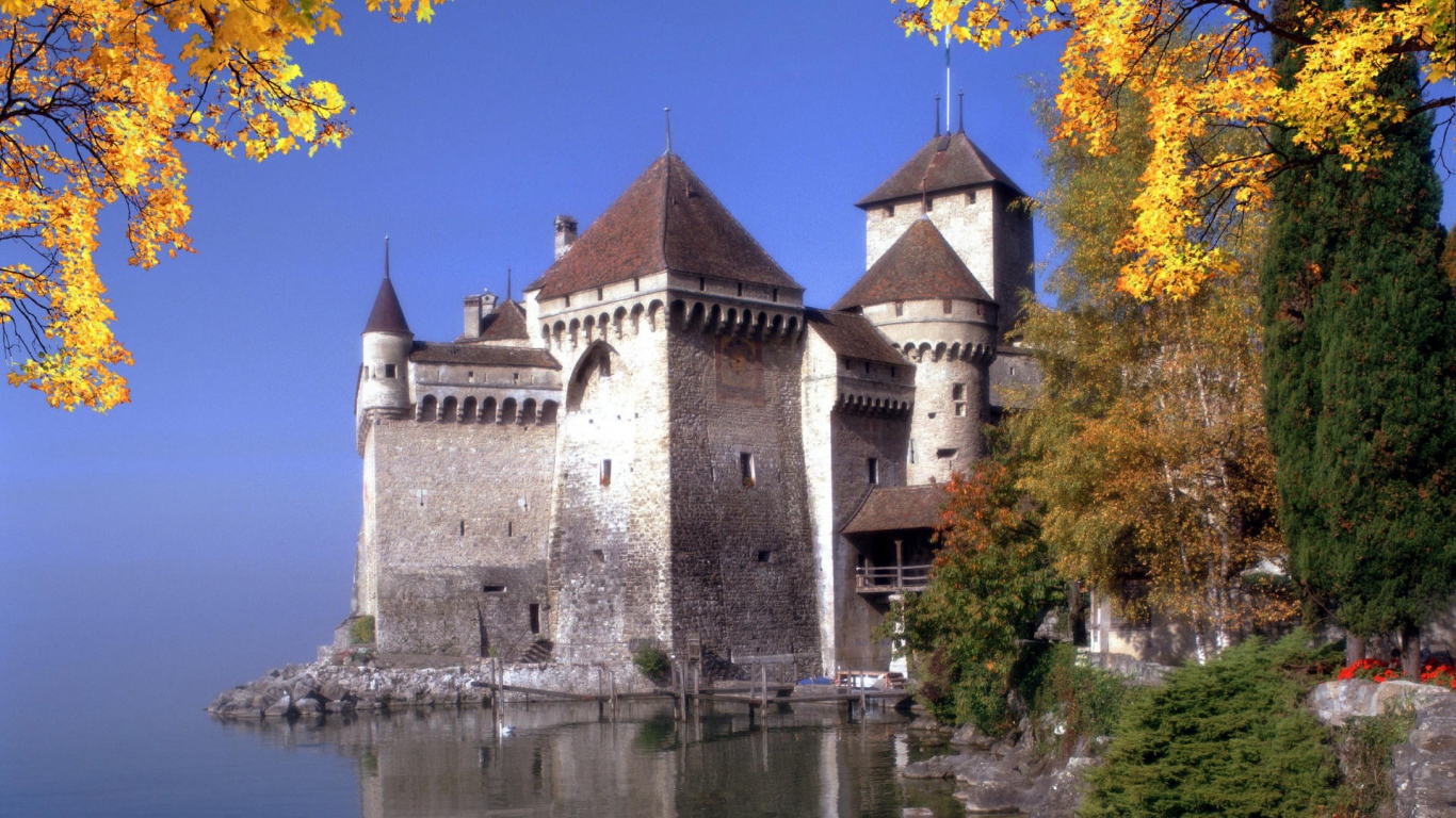 Старинная крепость у воды