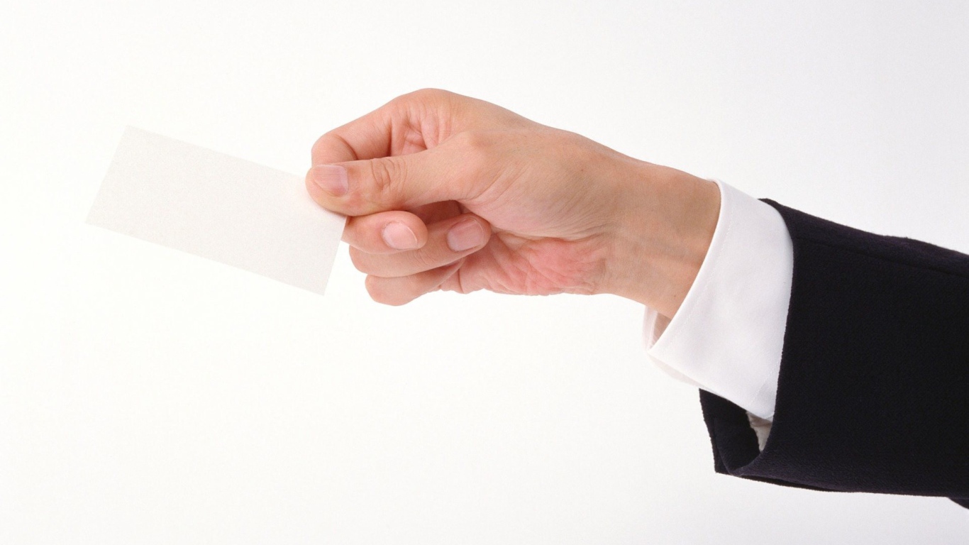 Листок бумаги в руке