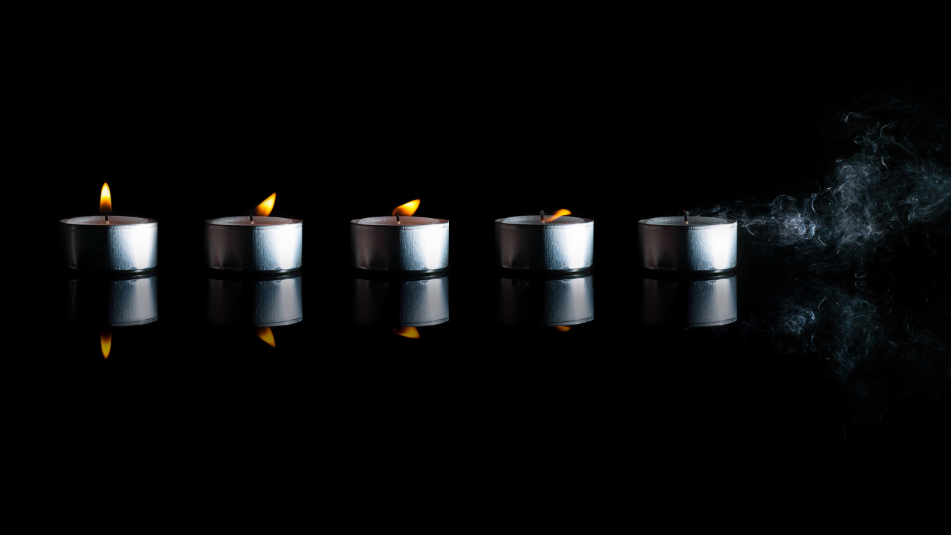 Свечи на черном фоне