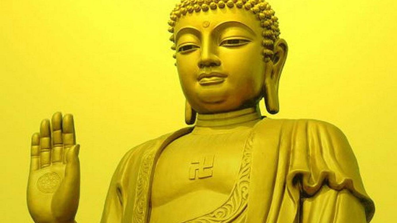 Золотой Будда поднял руку