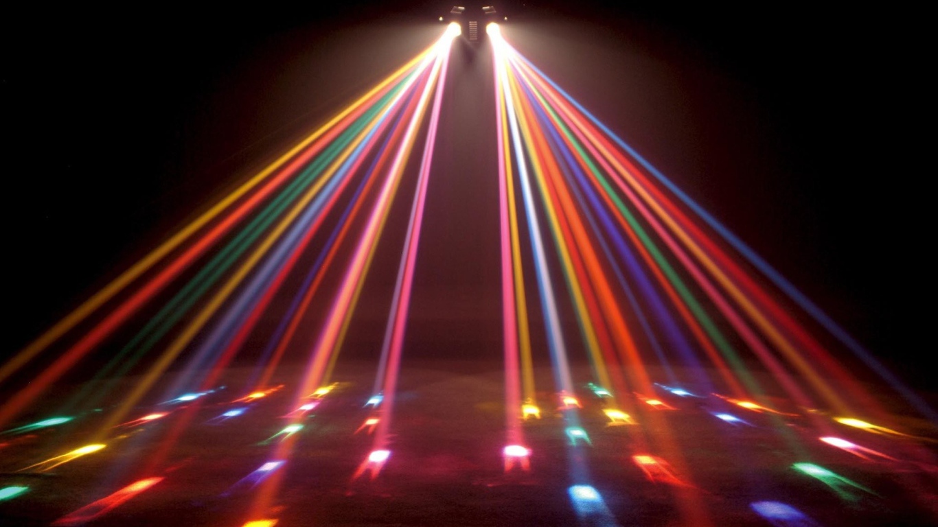 Разноцветные лучи фонарей