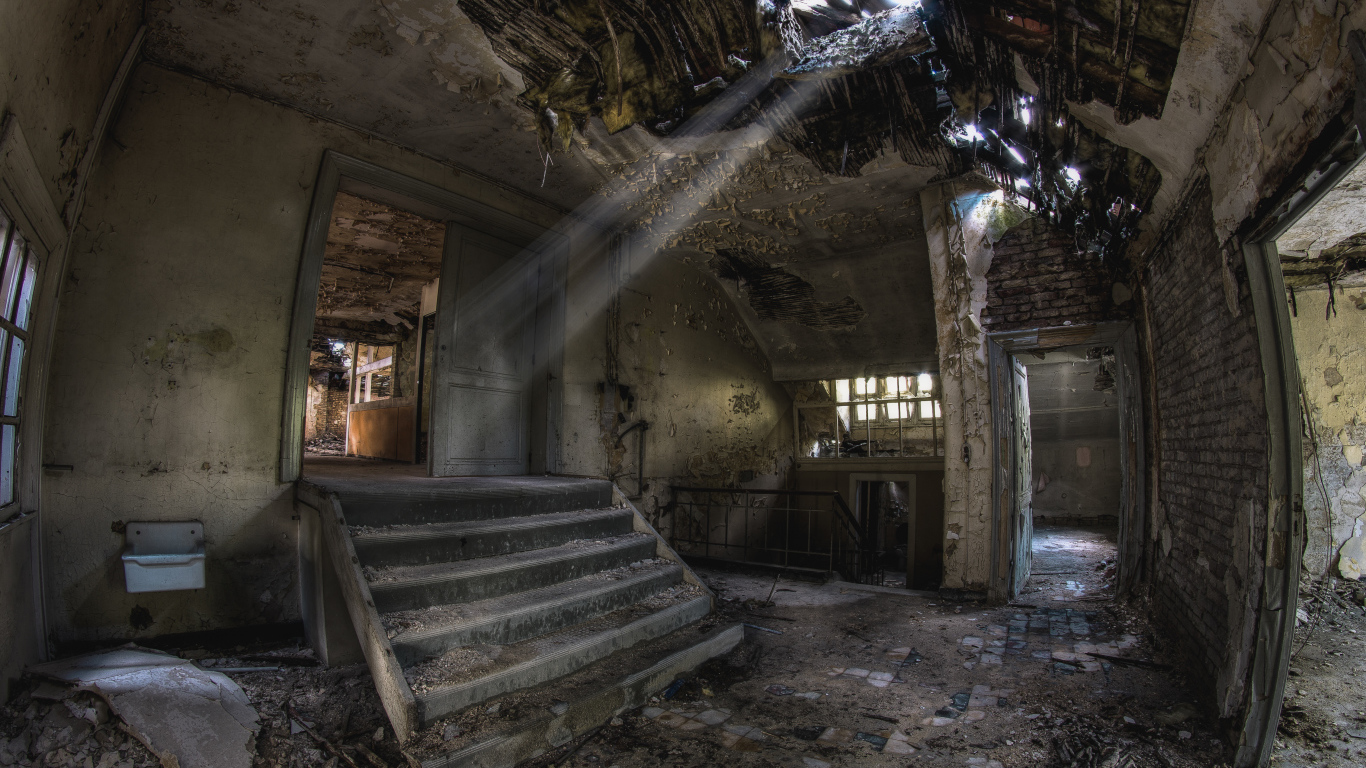 Разрушенный дом с дырой в потолке