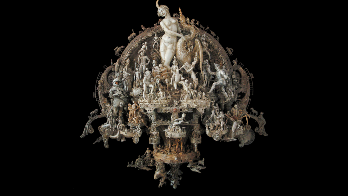 Скульптуры на черном фоне