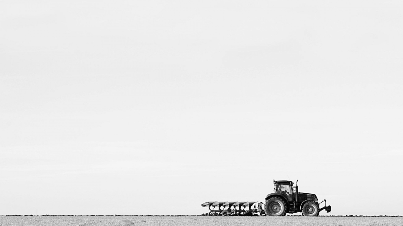 Tрактор в поле