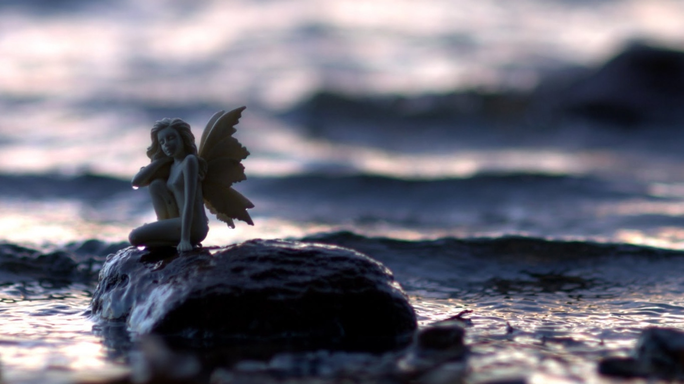 Статуэтка ангела на камне