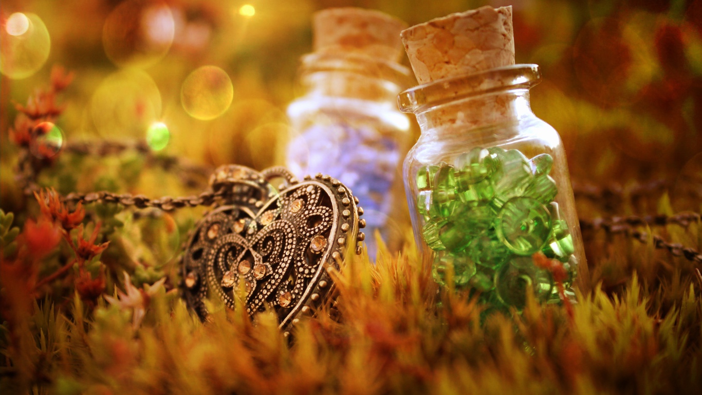 Кулон и бутылки с пуговицами