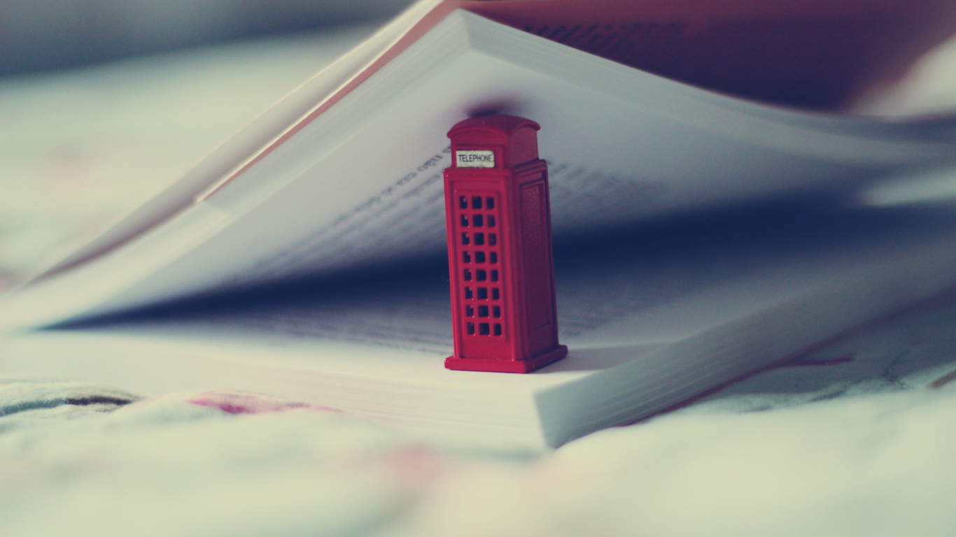 Телефонная будка в книге