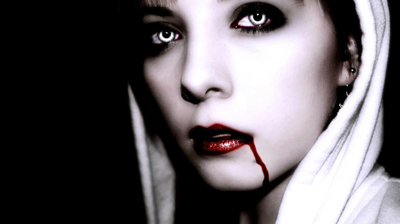 Девушка вампир в белом капюшоне