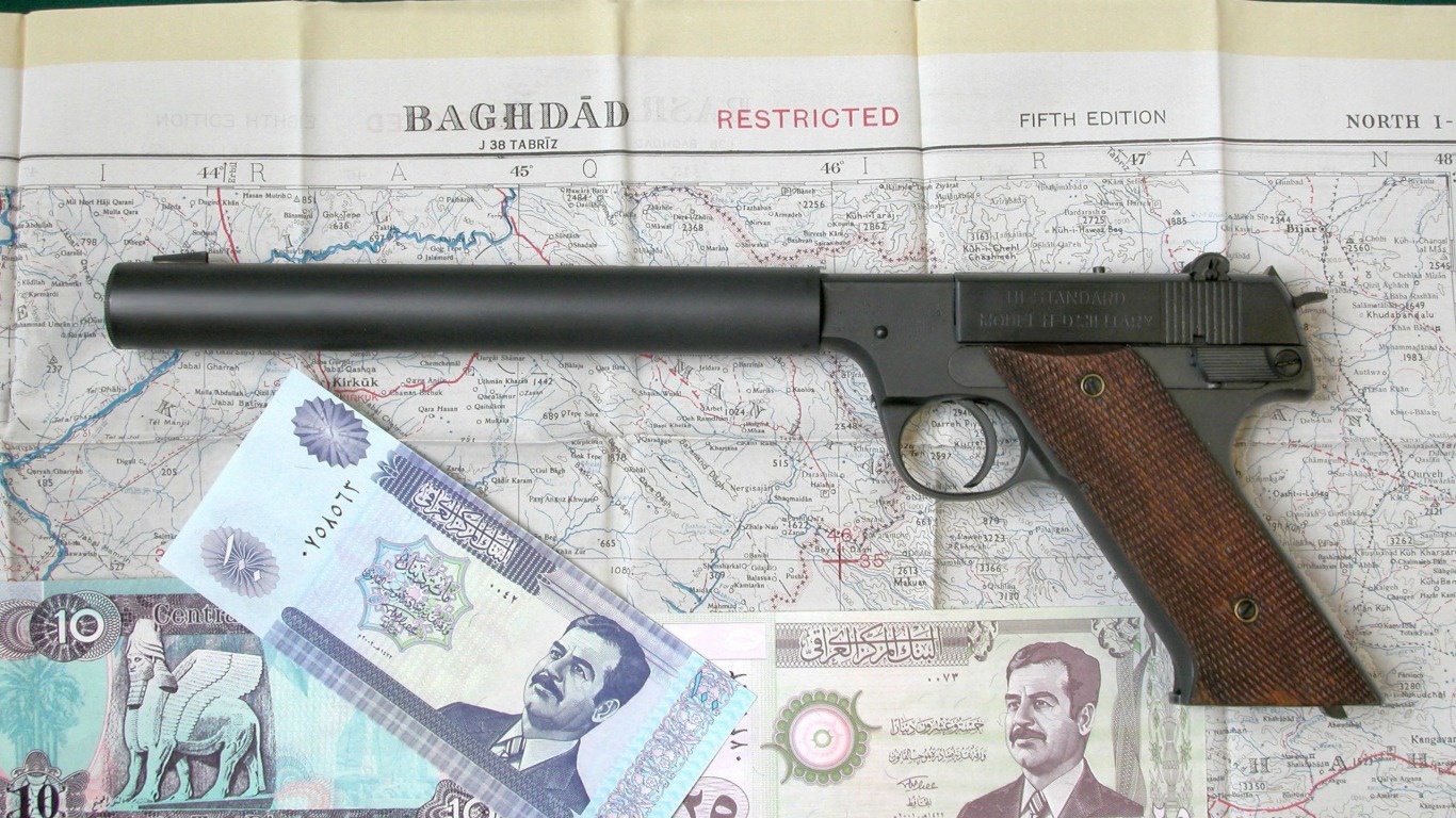 Деньги и пистолет на карте