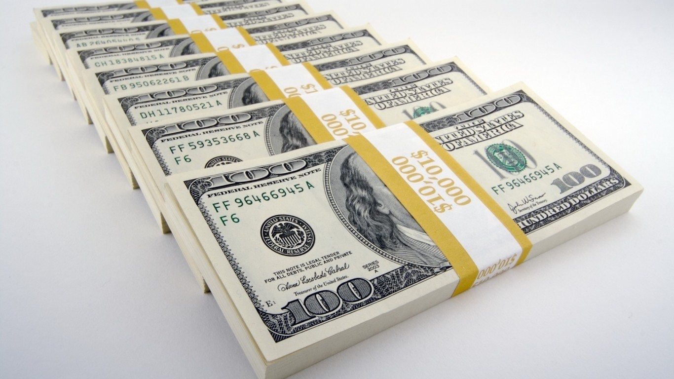 Пачки с долларами