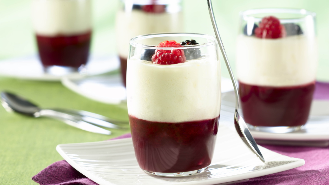 Десерт из малины и ежевики