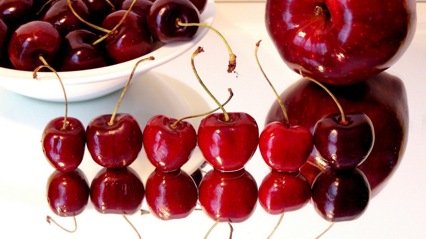 Вишни и яблоко