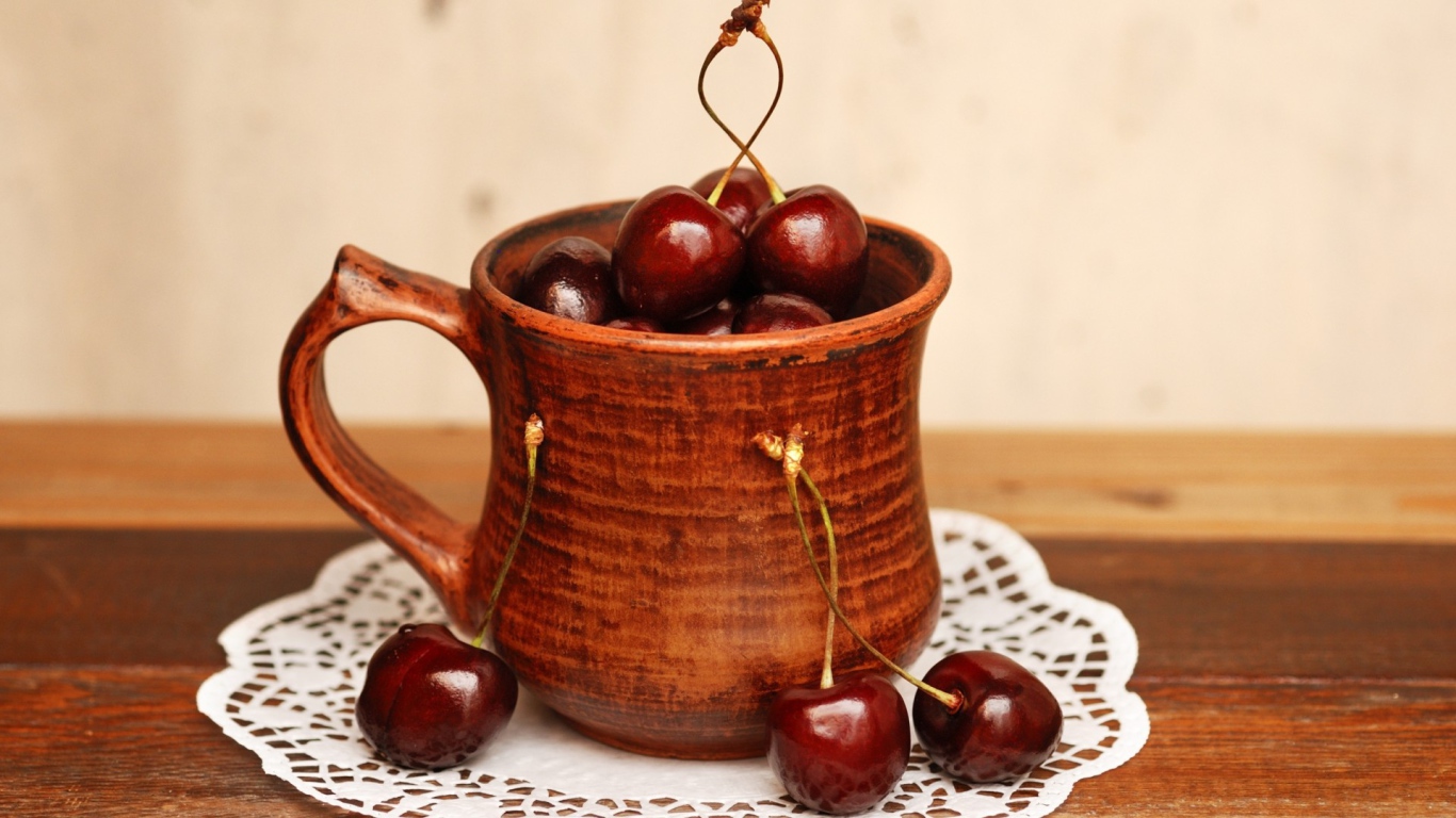 Чашка с вишнями