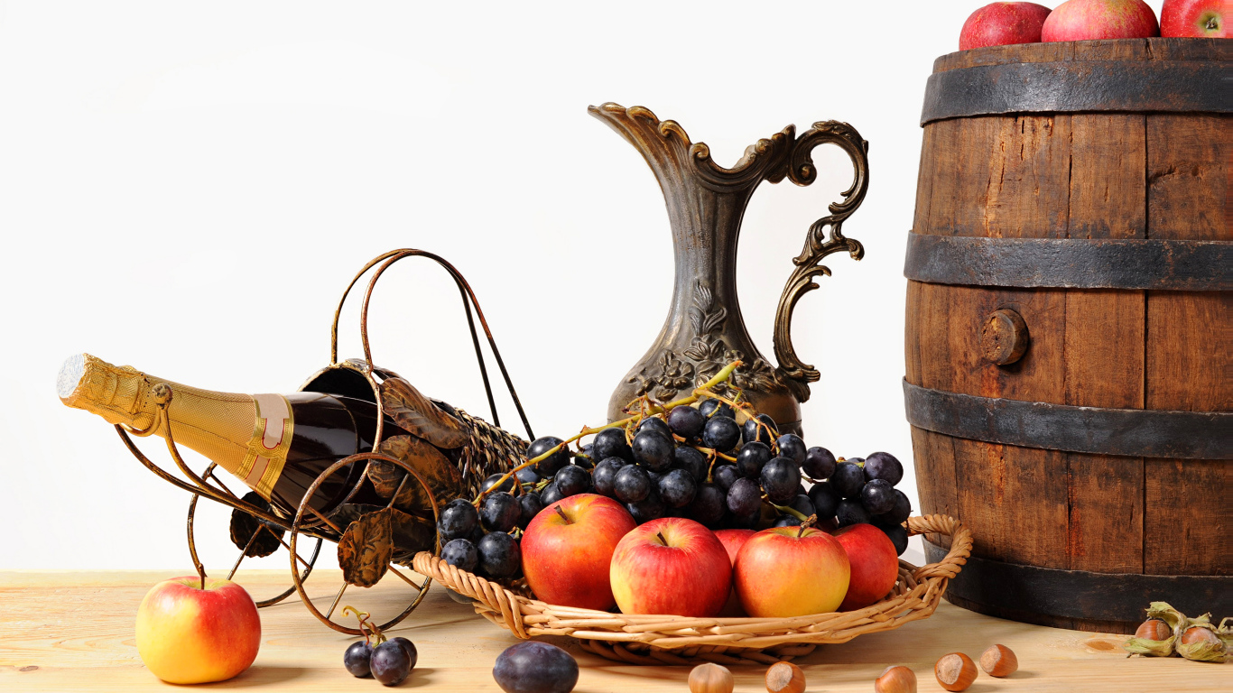 Бочонок, кувшин и фрукты