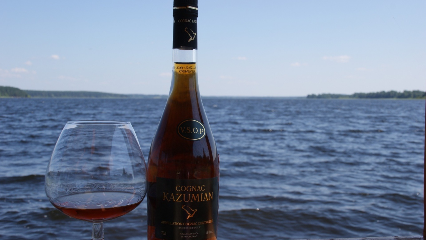 Французский алкоголь на берегу моря