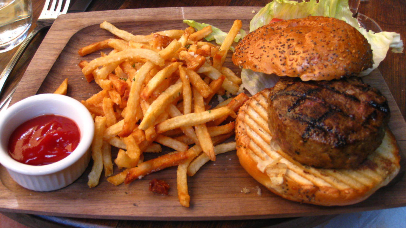 Гамбургер и картофель фри