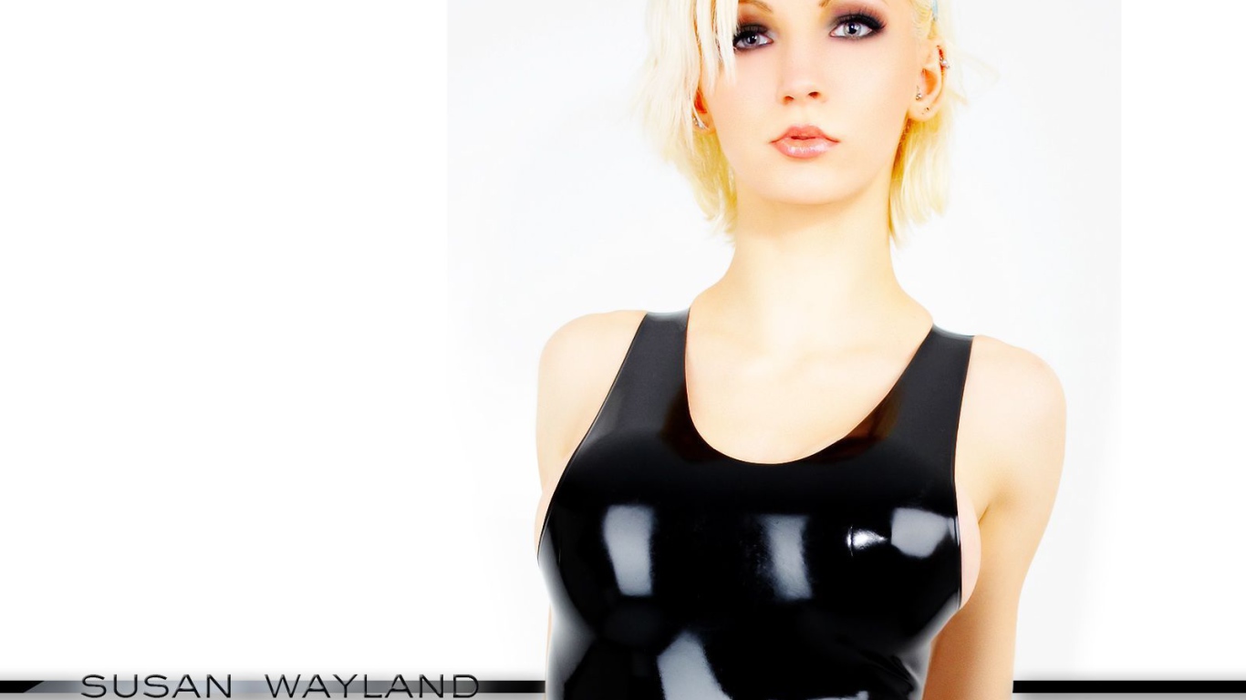 Блондинка в блестящем костюме на белом фоне