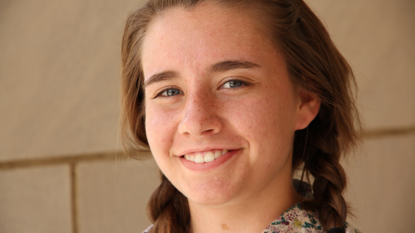 Милая девушка с веснушками