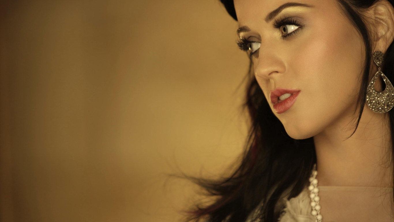 Девушка смотрит в сторону