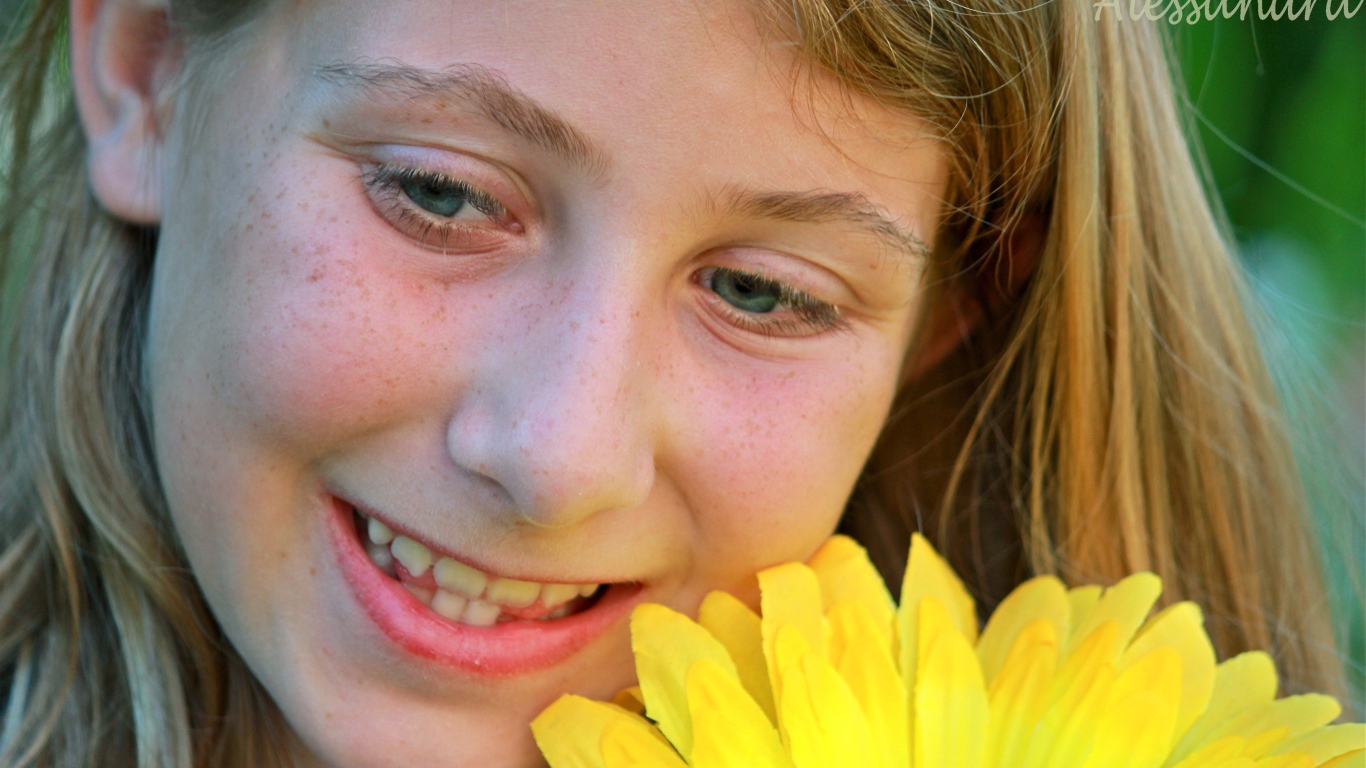 Девушка с веснушками и цветок