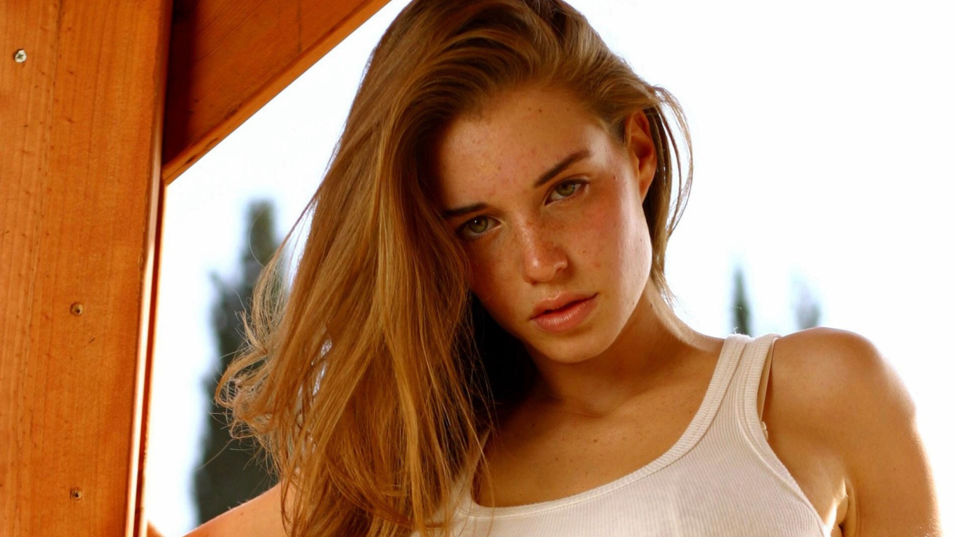 Девушка с веснушками у двери