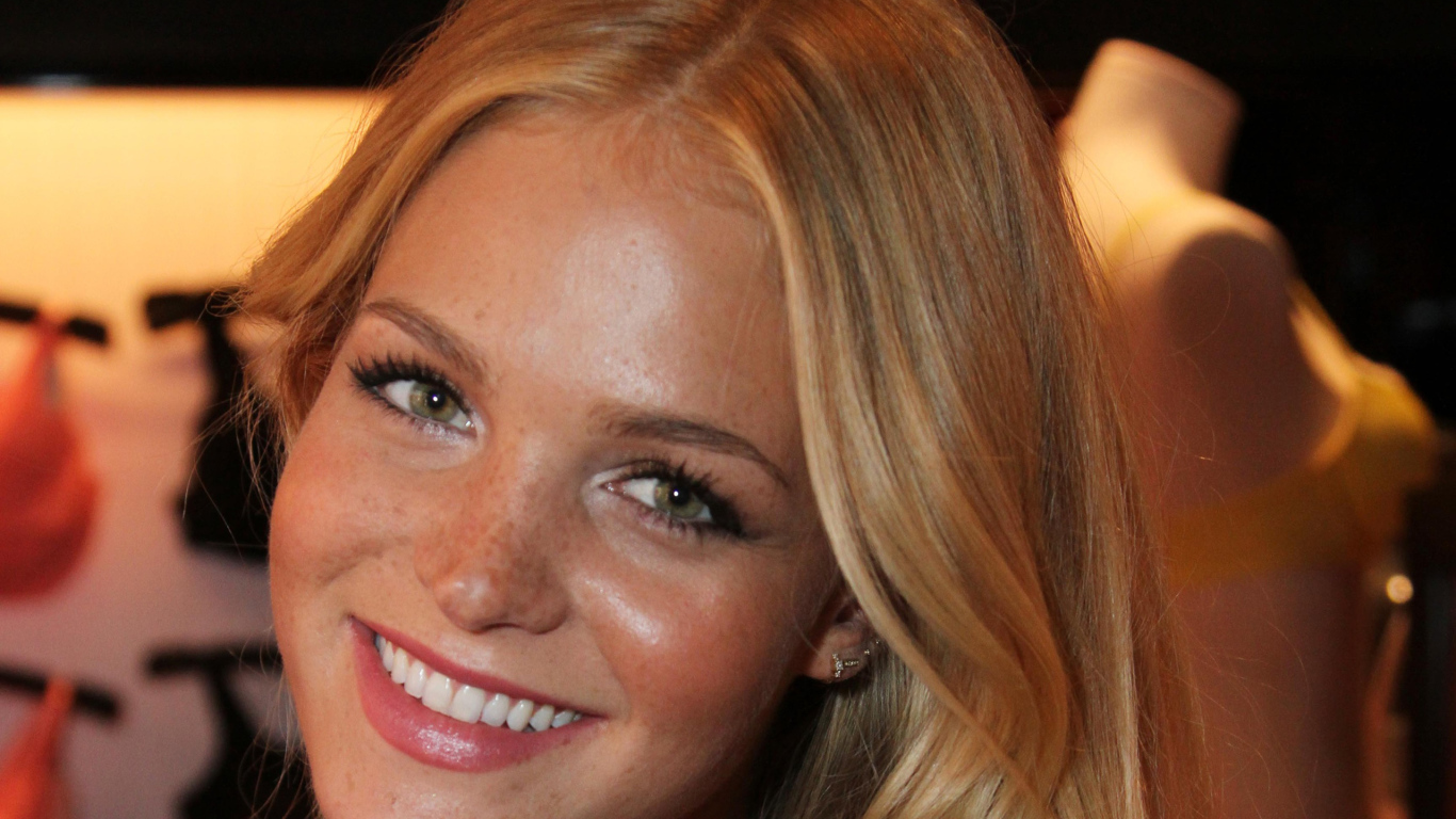 Девушка с веснушками улыбается