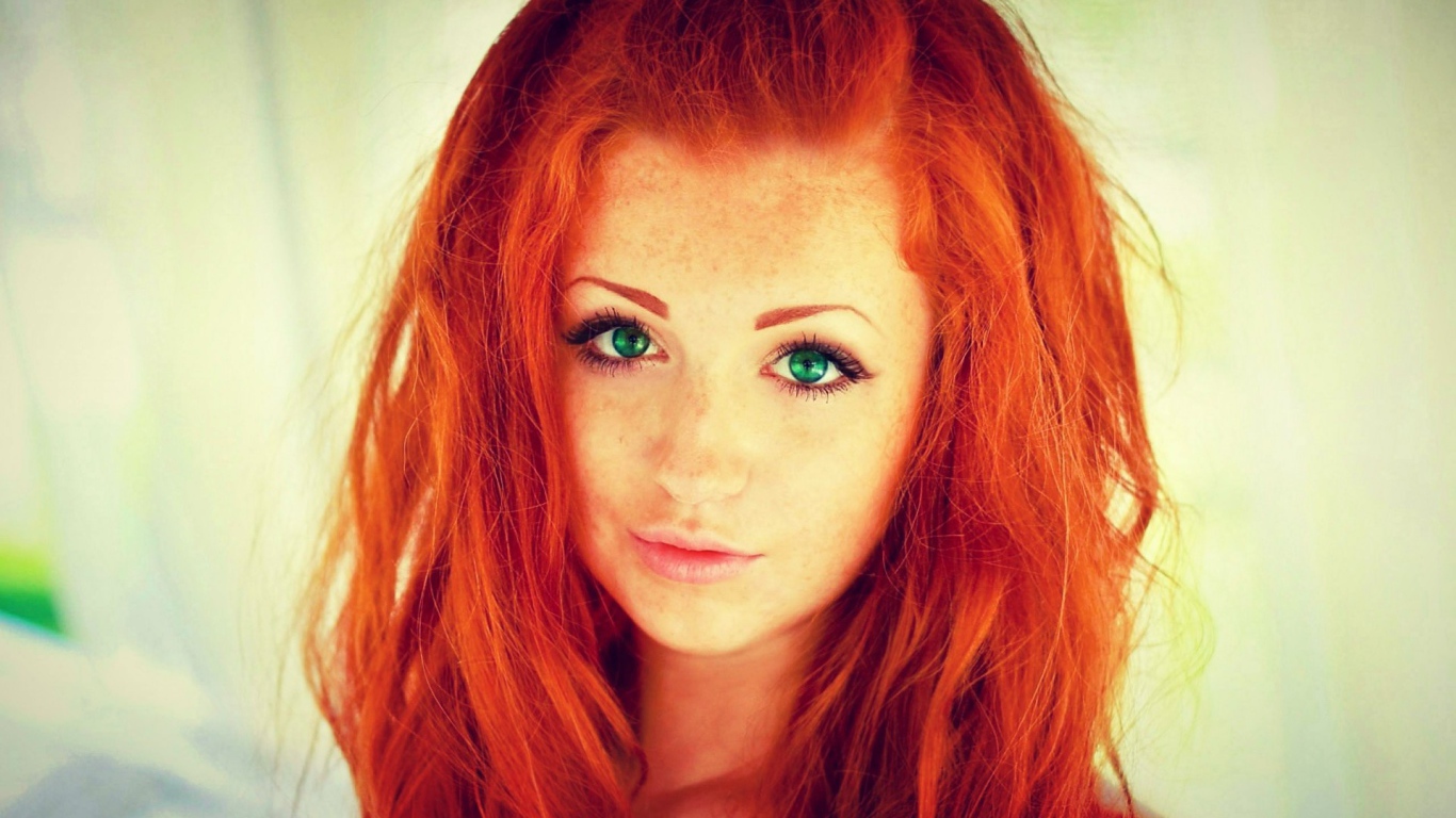 Рыжеволосая зеленоглазая девушка
