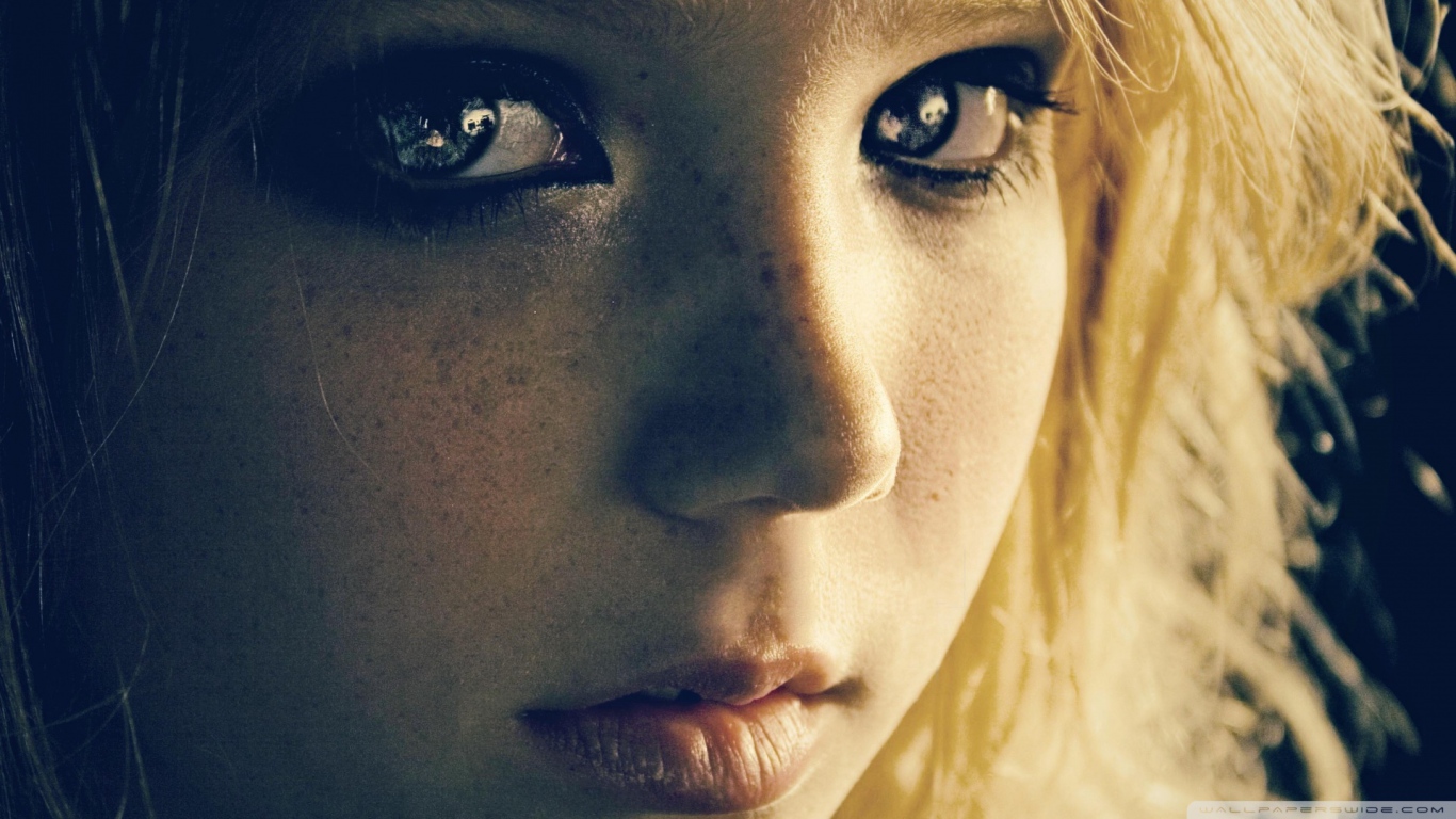 Завораживающие глаза у девушки с веснушками