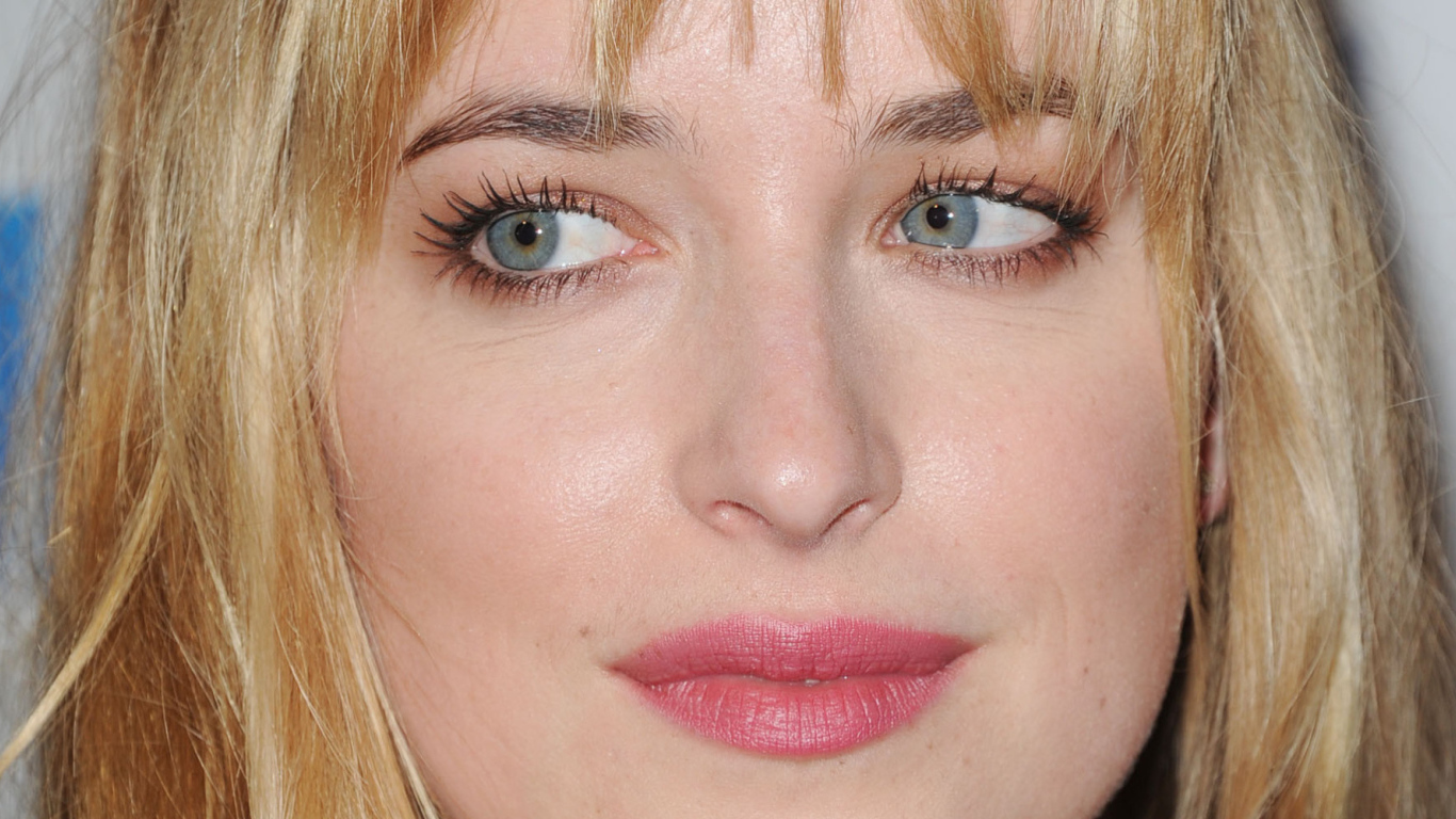 Очаровательная модель Дакота Джонсон