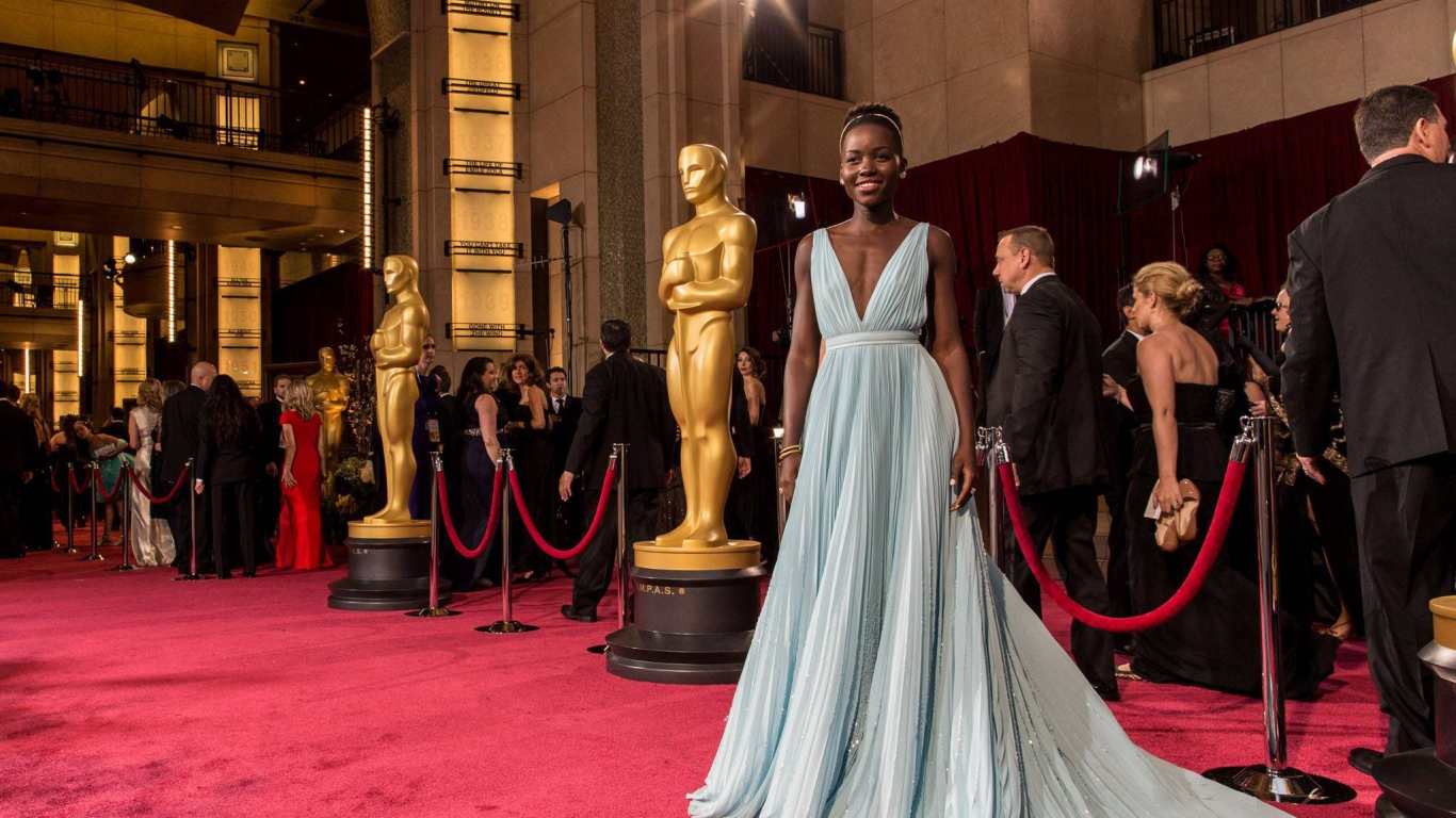 Очаровательная актриса Лупита Нионго