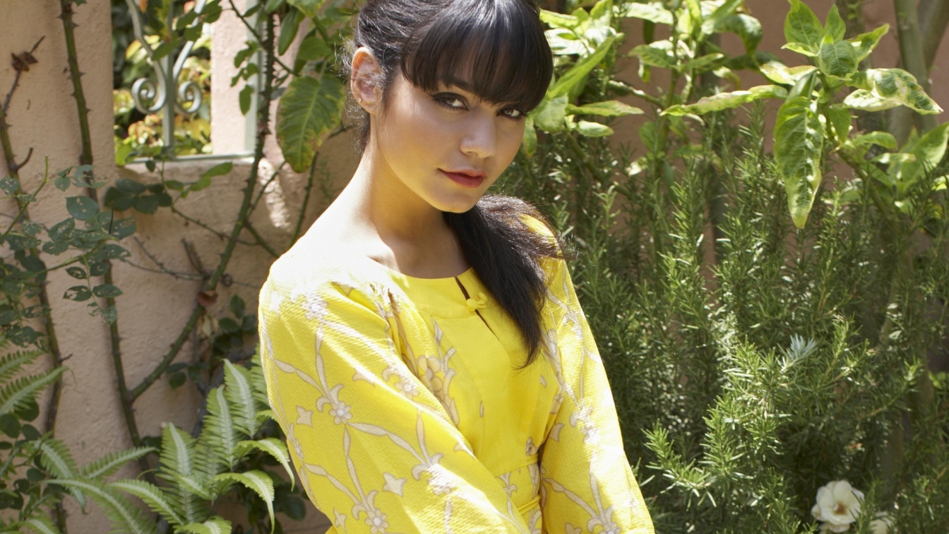 Актриса Ванесса в желтом платье