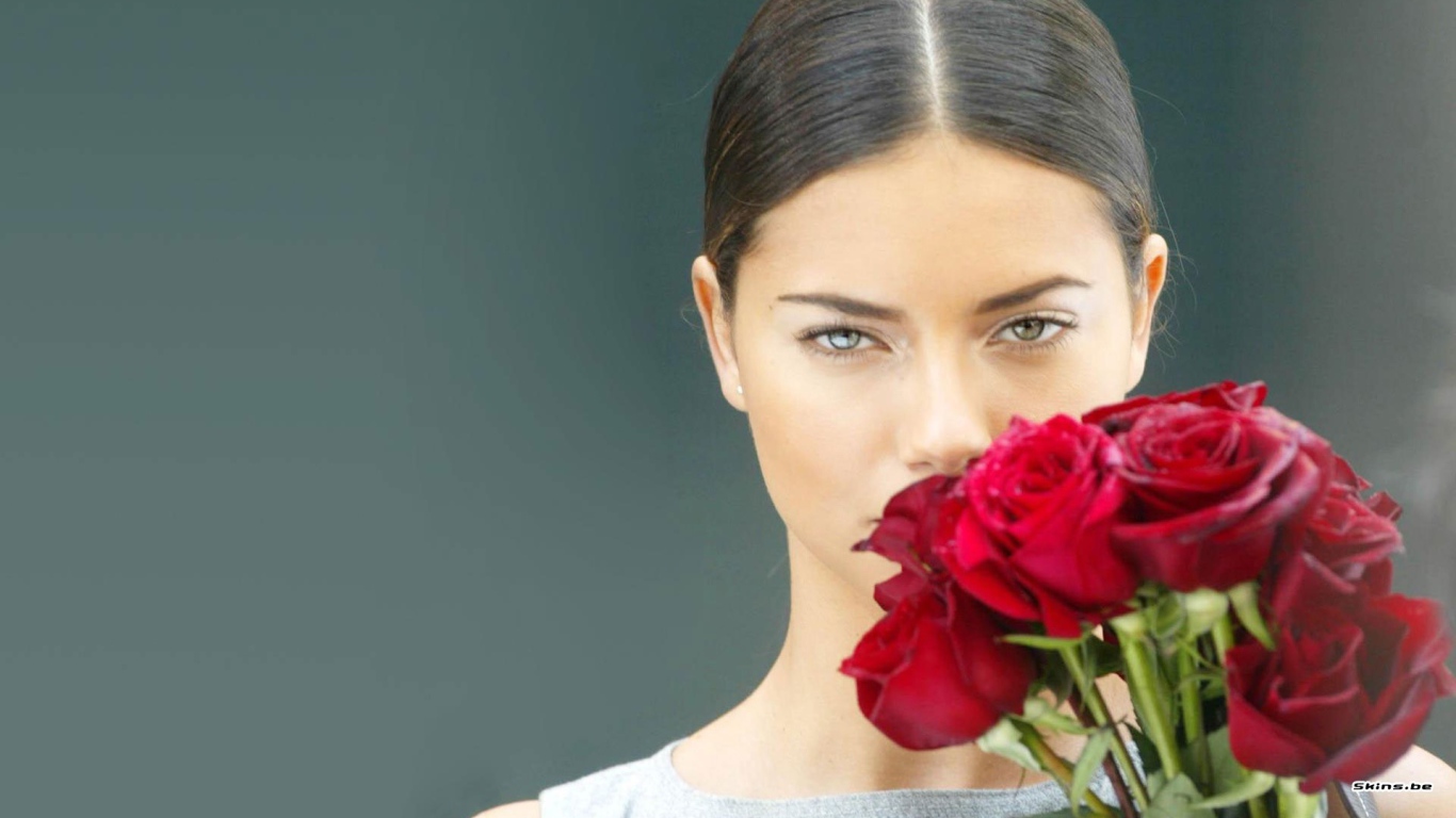 Адриана с букетом роз