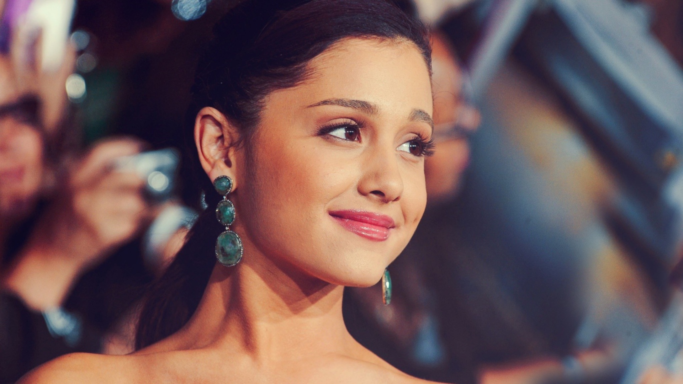 Красивые серьги у девушки