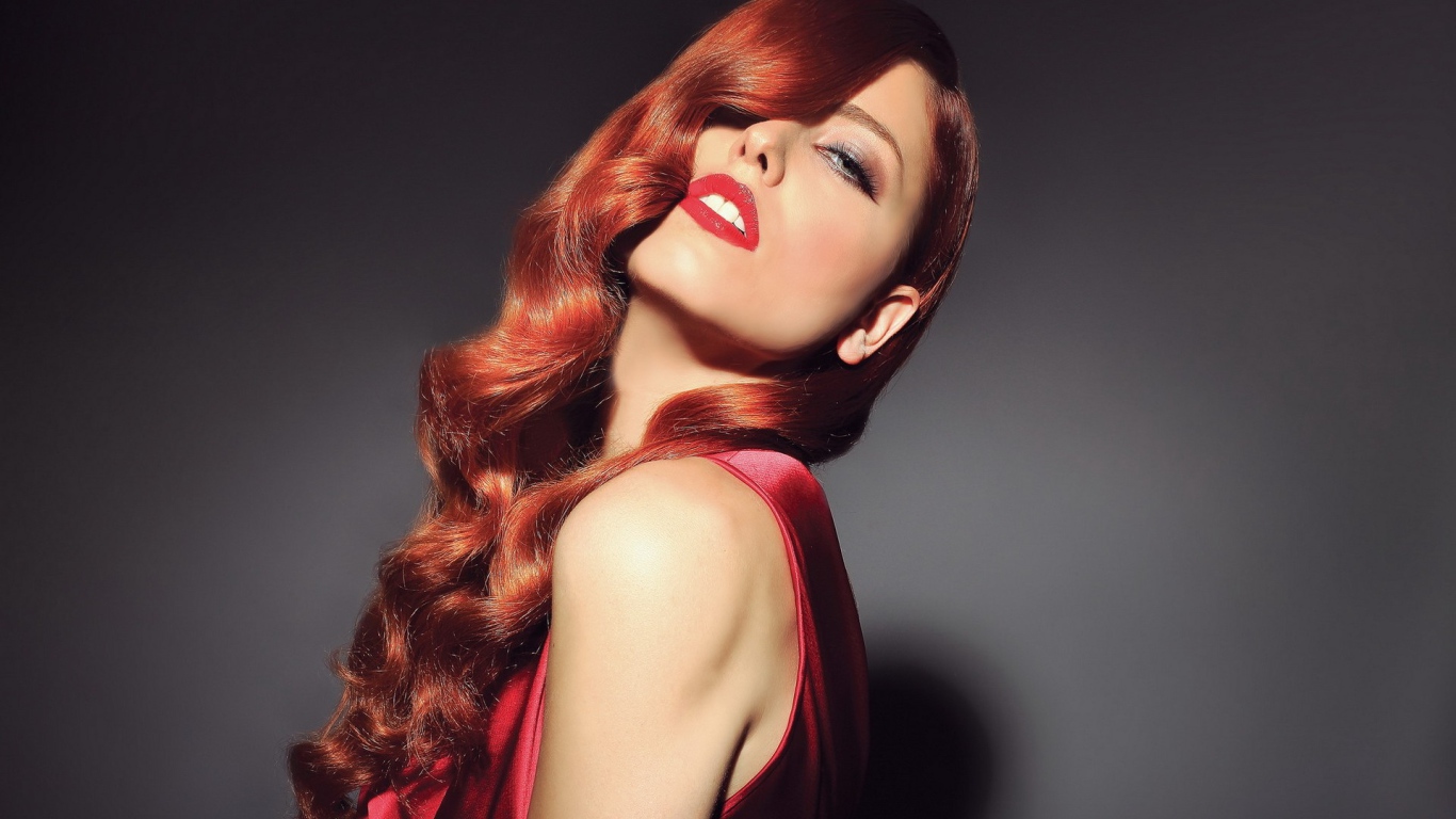 Красивая рыжая девушка