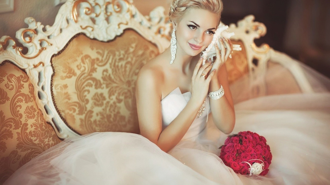 Блондинка в белом платье